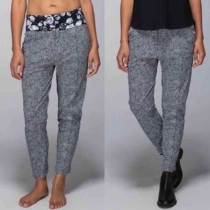 RARE Lululemon Departure Pant Sz 6 In Plush Petal Floral Black/White